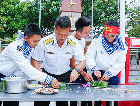 Cuộc thi gói bánh chưng là một hoạt động truyền thống vao dịp Tết của bộ đội Trường Sa.