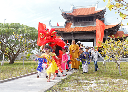 Lễ chùa đầu năm tại Đảo Song Tử Tây