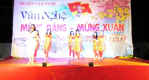 Chương trình Văn nghệ Mừng Đảng – Mừng Xuân tại cầu Trần Hưng Đạo (thị trấn Vạn Giã)