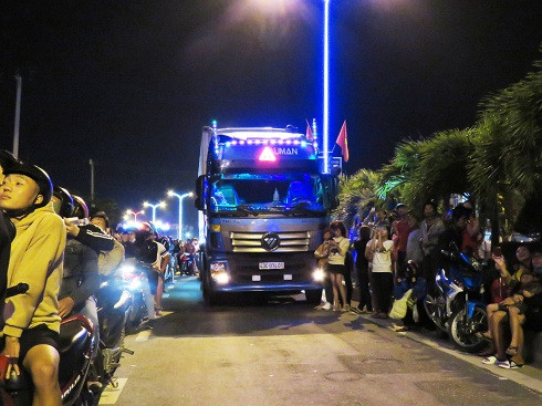 Các phương tiện lưu thông trên đường Hùng Vương (Quốc lộ 1A) dừng lại để thưởng thức pháo hoa cùng người dân địa phương.