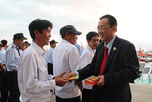 Ông Lê Hữu Hoàng – Chủ tịch Hội đồng thành viên Công ty TNHH Một thành viên Yến sào Khánh Hòa lì xì đầu năm cho các nhân viên ra quân làm nhiệm vụ đầu năm