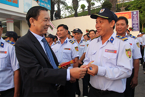 Ông Nguyễn Anh Hùng - Tổng Giám đốc Công ty TNHH Một thành viên Yến sào Khánh Hòa lì xì đầu năm cho nhân viên bảo vệ đảo