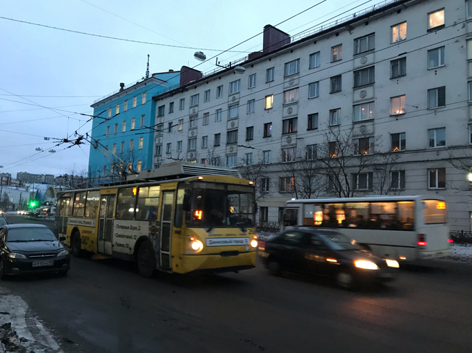 Xe buýt điện và những khối nhà đặc trưng của vùng Murmansk