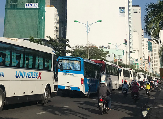 Xe du lịch cỡ lớn xếp hàng đi trên đường Trần Phú.