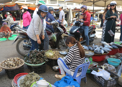 Không khí mua sắm đầu năm sôi động, giá trái cây vẫn cao mùng 3 Tết