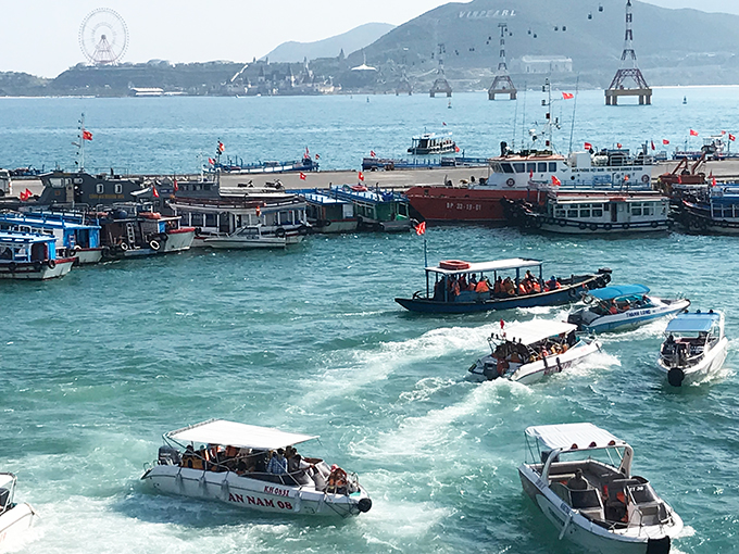 Boats picking up passengers at Cau Da Port 