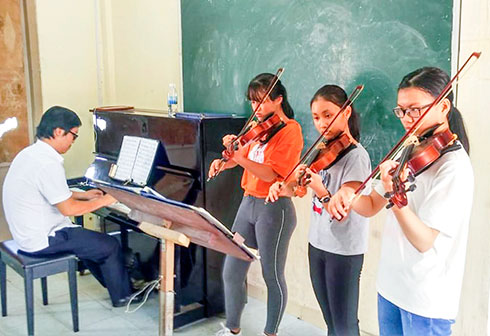 Một buổi học violin tại Trường Đại học Khánh Hòa.