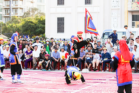 Các quân cờ biểu diễn những màn võ thuật hấp dẫn tại hội thi cờ người năm nay.