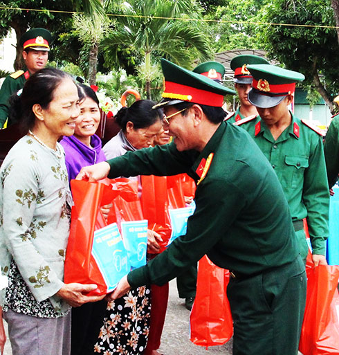 Lãnh đạo Bộ Chỉ huy Quân sự tỉnh trao quà cho các gia đình nghèo.