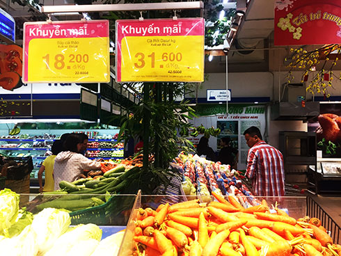 Người dân mua thực phẩm tại Siêu thị Co.op mart Nha Trang sau Tết.