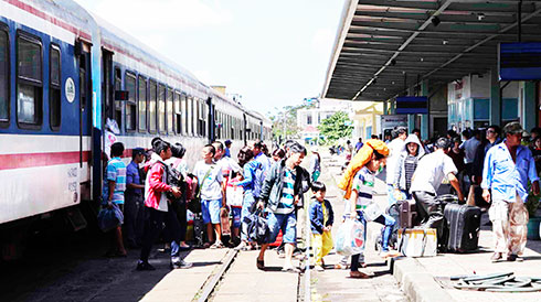 Hành khách đi tàu tại ga Nha Trang.