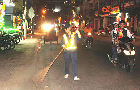 Những công nhân vệ sinh môi trường cần mẫn quét, thu gom rác thải xuyên Tết.