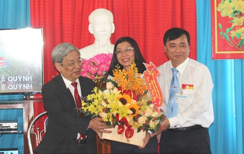 Ông Lê Xuân Thân tặng hoa, chúc mừng năm mới tại Trung tâm Bảo trợ xã hội Khánh Hòa.
