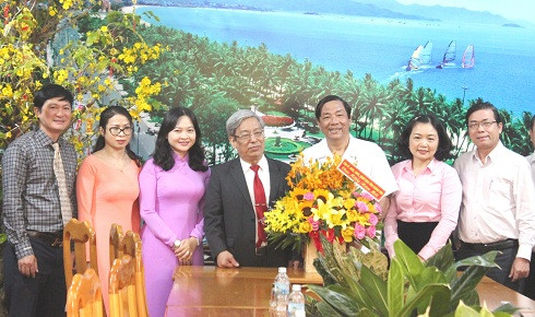 Ông Lê Xuân Thân tặng hoa chúc mừng Bệnh viên Đa khoa tỉnh.