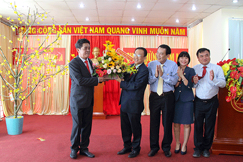 Ông Lê Thanh Quang tặng hoa cho tập thể Công ty Yến sào Khánh Hòa