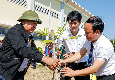 Lãnh đạo tỉnh phát động tết trồng cây