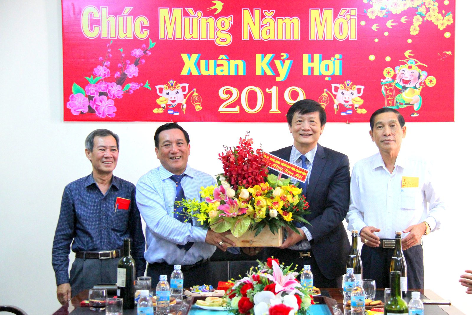 Thay mặt lãnh đạo tỉnh Khánh Hòa, ông Trần Sơn Hải tặng hoa cho tập thể cán bộ, công chức Sở Tài chính