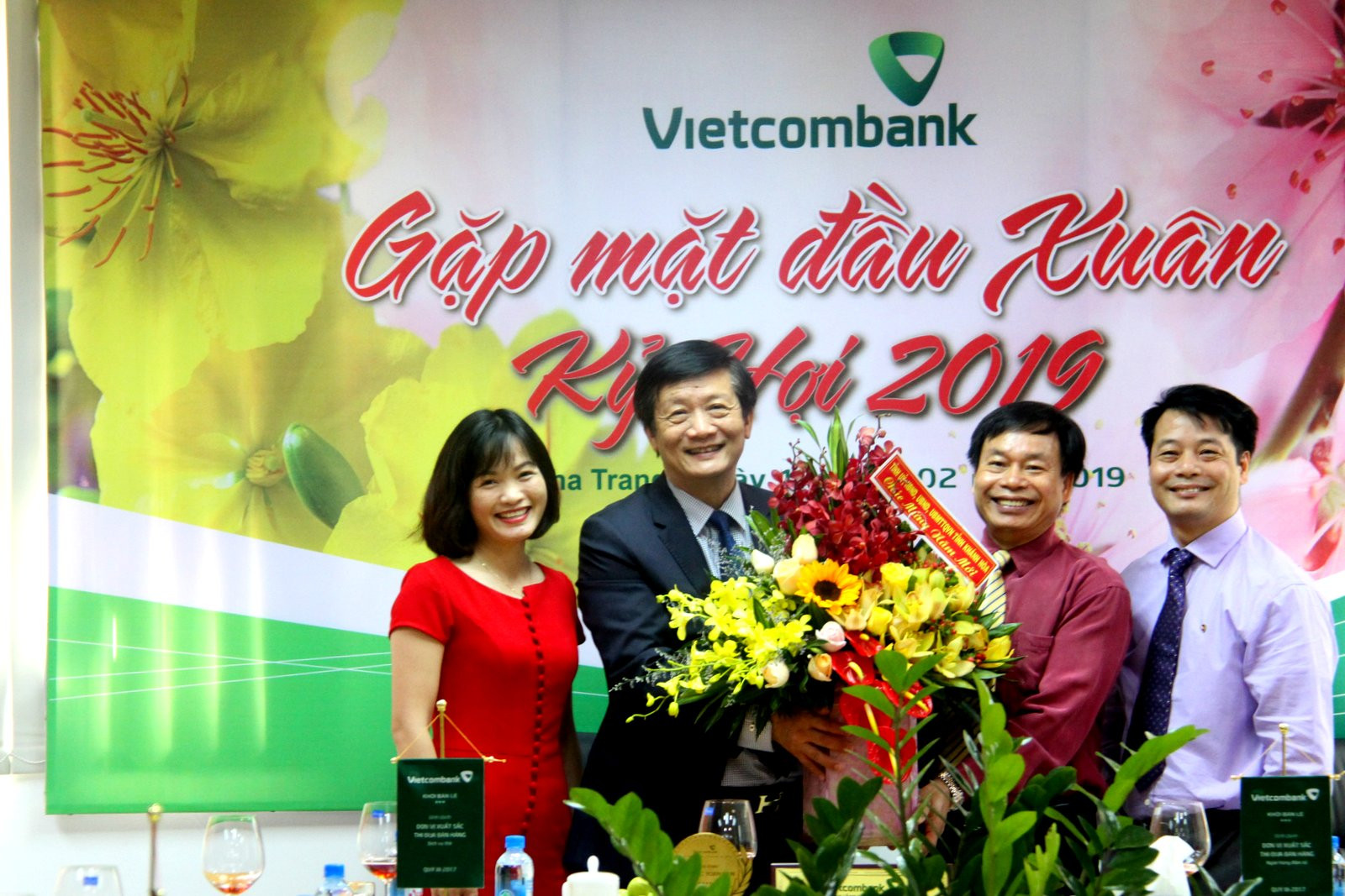  Ông Trâng Sơn Hải tặng hoa cho tập thể cán bộ, nhân viên Vietcombank chi nhánh Khánh Hòa