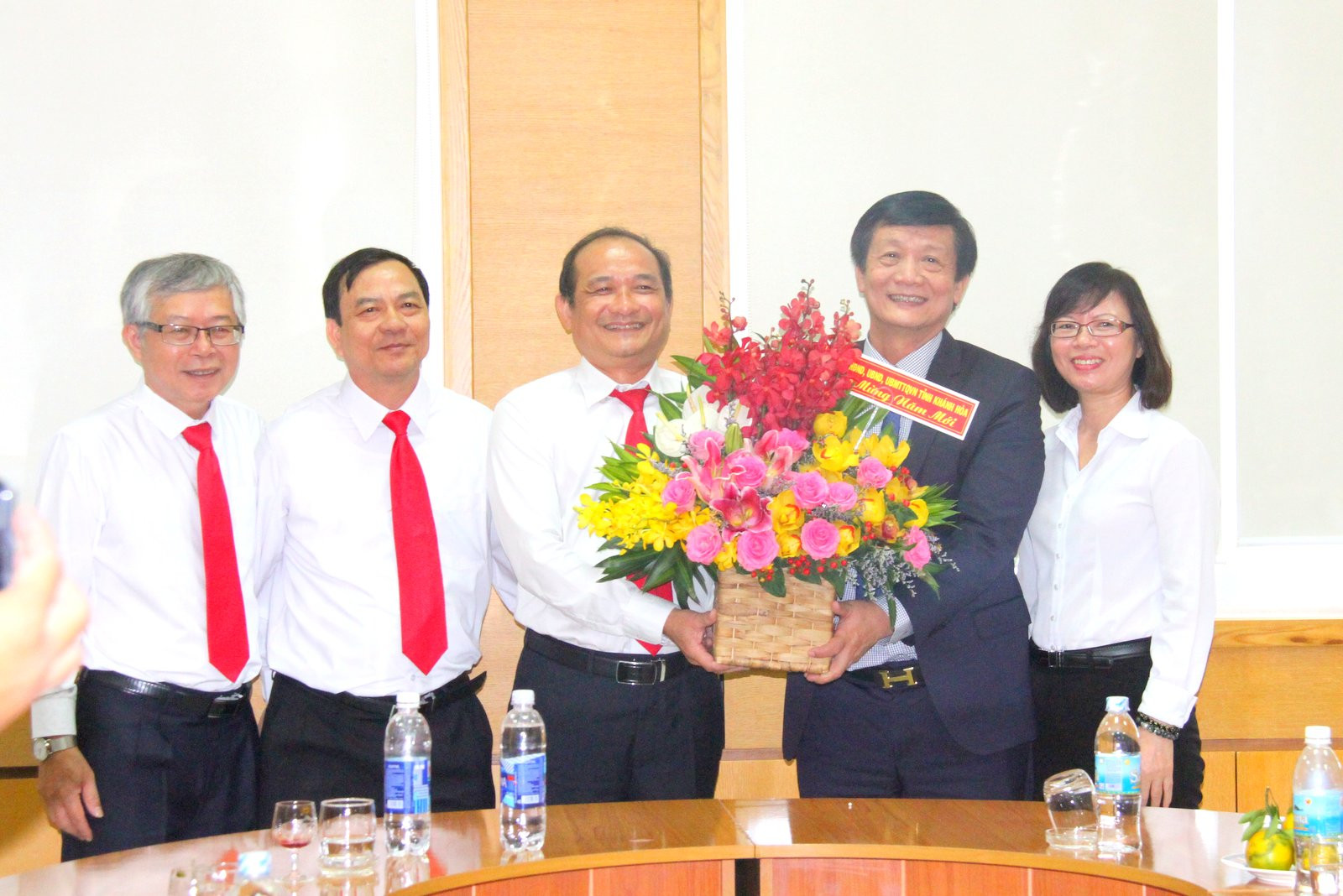 Lãnh đạo Agribank chi nhánh Khánh Hòa đón nhận lẵng hoa do tỉnh trao tặng