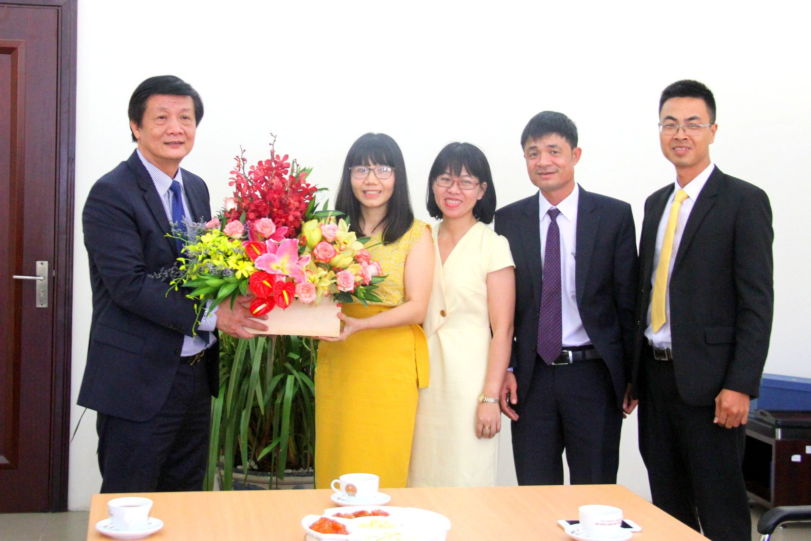  Ông Trần Sơn Hải tặng hoa cho Công ty Cổ phần Vinpearl - cánh chim đầu đàn của ngành du lịch Khánh Hòa