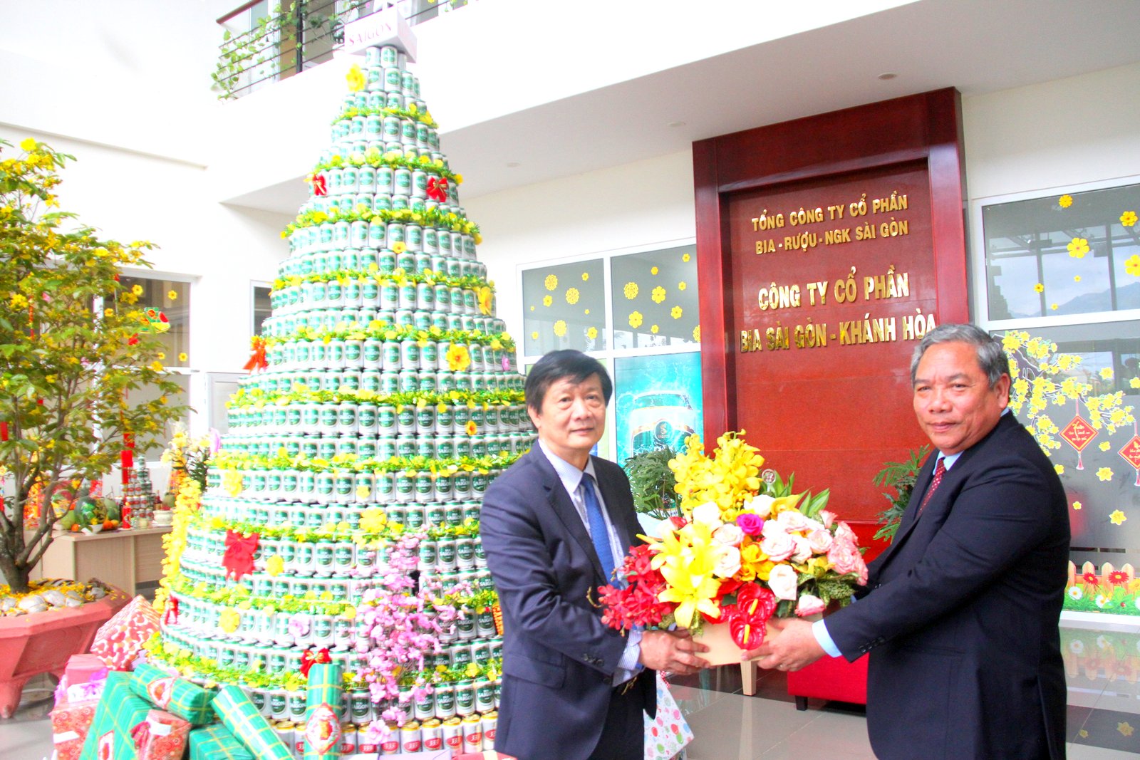 Phó chủ tịch thường trực UBND tỉnh Khánh Hòa tặng hoa chúc mừng những thành tích mà Công ty cổ phần Bia Sài Gòn - Khánh Hòa đạt được trong năm 2018