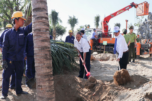  Ông Nguyễn Tấn Tuân cùng các đại biểu tham gia trồng cây.