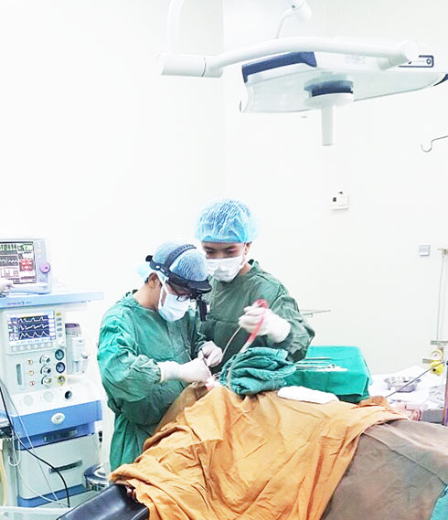 Đội ngũ y, bác sĩ Bệnh viện Đa khoa Cam Lâm thực hiện ca phẫu thuật về tai mũi họng.
