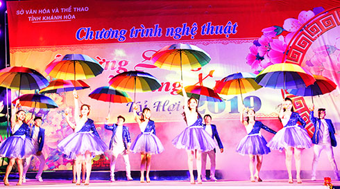 A performance of Hai Dang Song and Dance Troupe on Lunar New Year occasion