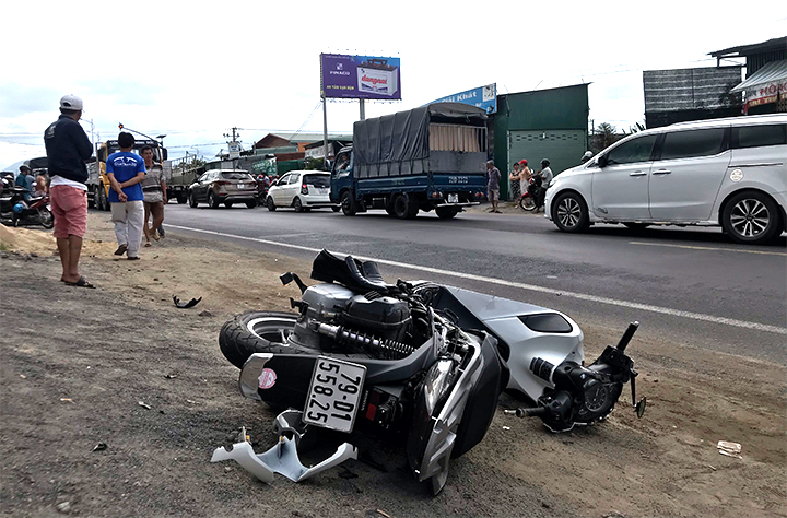 Xe tải mất lái, tông nhiều người đi đường