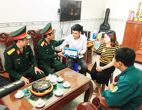 Đại tá Trần Thân - Phó Chính ủy Bộ Chỉ huy Quân sự tỉnh đến thăm, tặng quà cho thanh niên trúng tuyển nghĩa vụ quân sự tại Cam Ranh. 