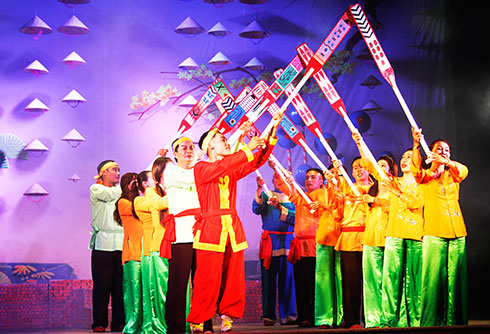 Tổ khúc dân ca bài chòi Khúc hát ân tình do các nghệ sĩ Đoàn Dân ca kịch biểu diễn. 