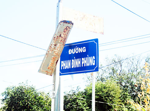 Cần tháo gỡ bảng tên đường cũ