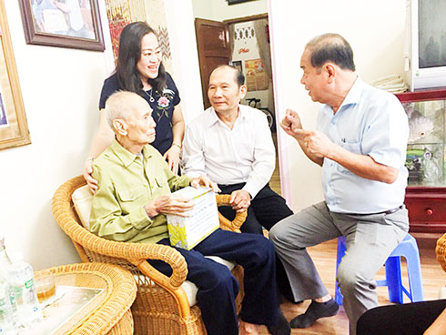 Lãnh đạo Sở Lao động - Thương binh và Xã hội, Ban đại diện  Hội Người cao tuổi tỉnh thăm, trao quà của Chủ tịch nước cho  cụ Trần Văn Sóc tròn 100 tuổi.