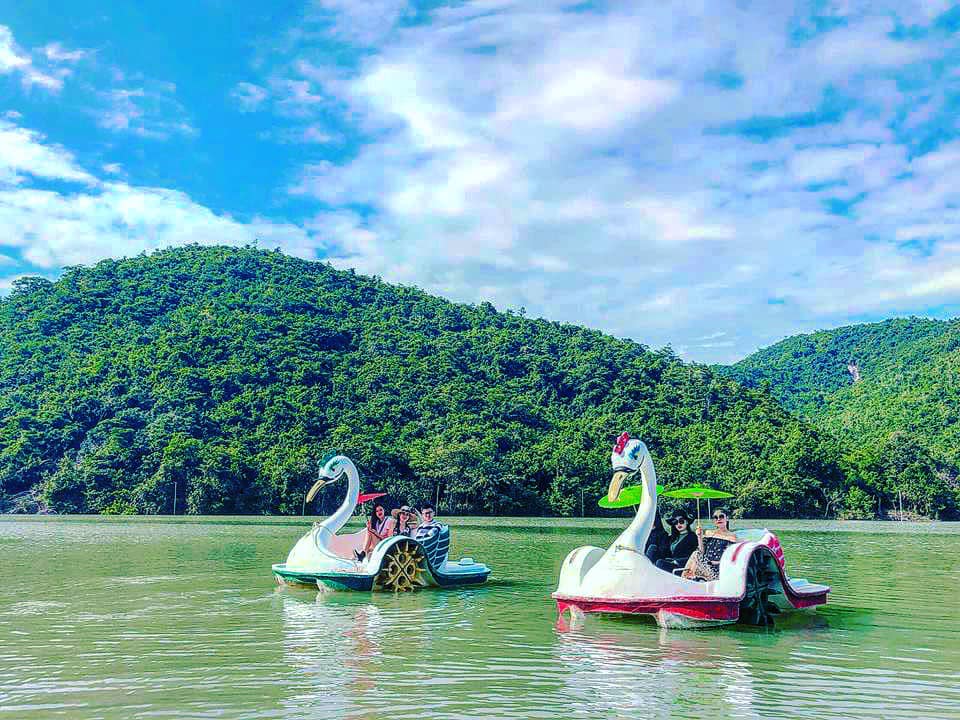 Du khách dạo chơi trên hồ Kênh Hạ ở Galina Lake View