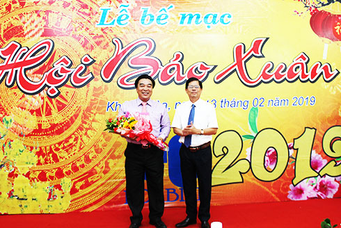Ông Nguyễn Tấn Tuân tặng hoa chúc mừng  Ban tổ chức Hội Báo xuân Kỷ Hợi. 
