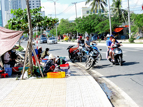 Bán hải sản gây cản trở giao thông