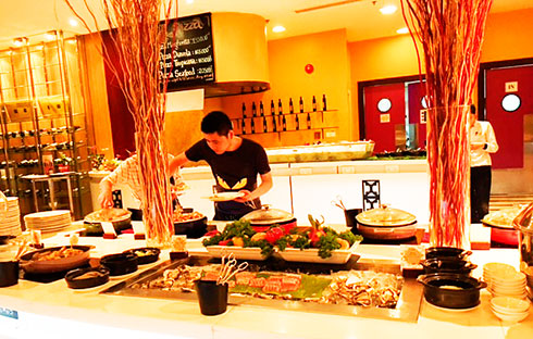 Du khách dùng tiệc buffet tại khách sạn Novotel Nha Trang.