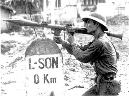 Việt Nam - 14 năm hai lần cả nước hành quân ra trận