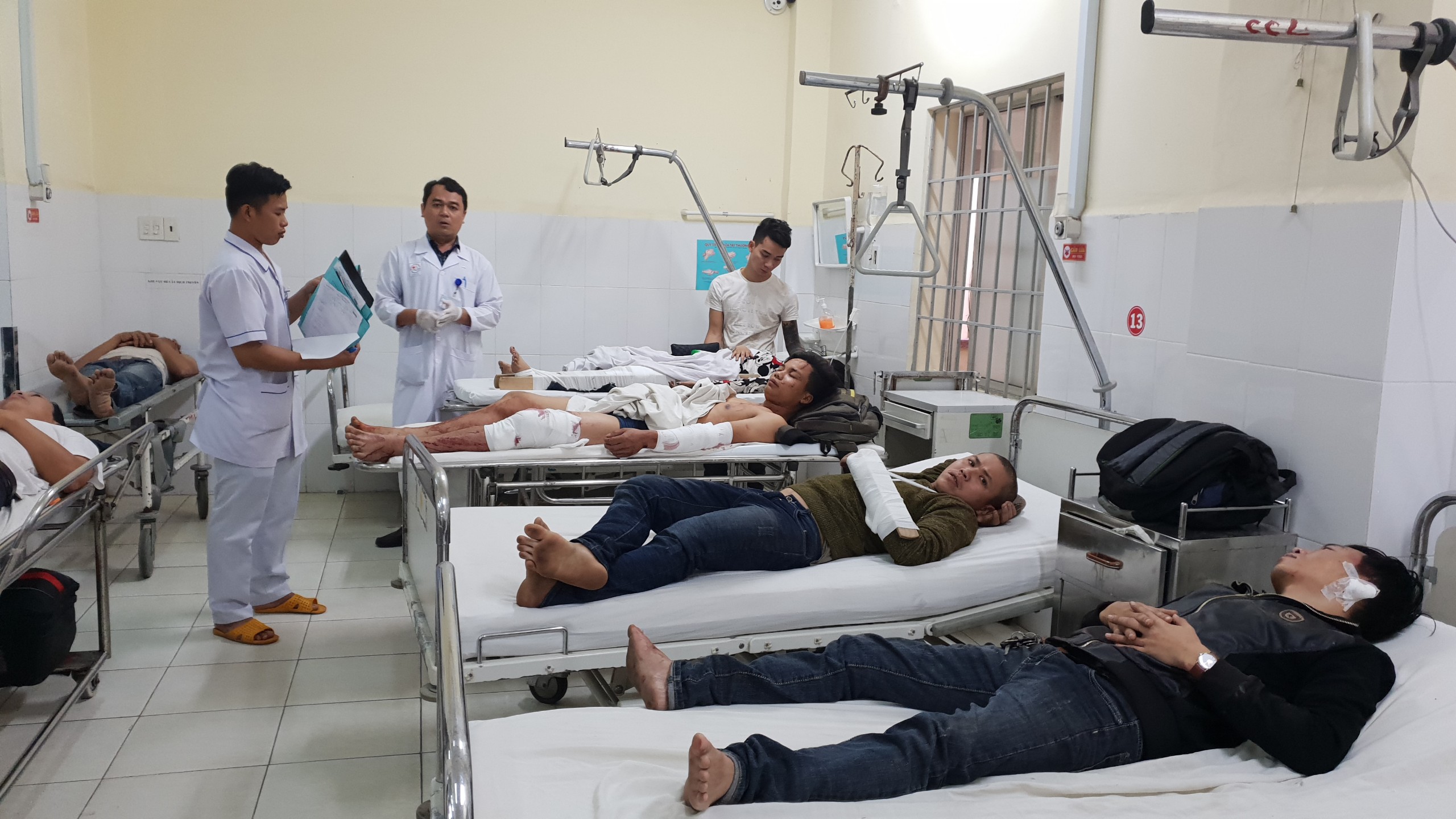 Vụ xe giường nằm mất lái tông vào nhà dân: 34 hành khách nhập viện