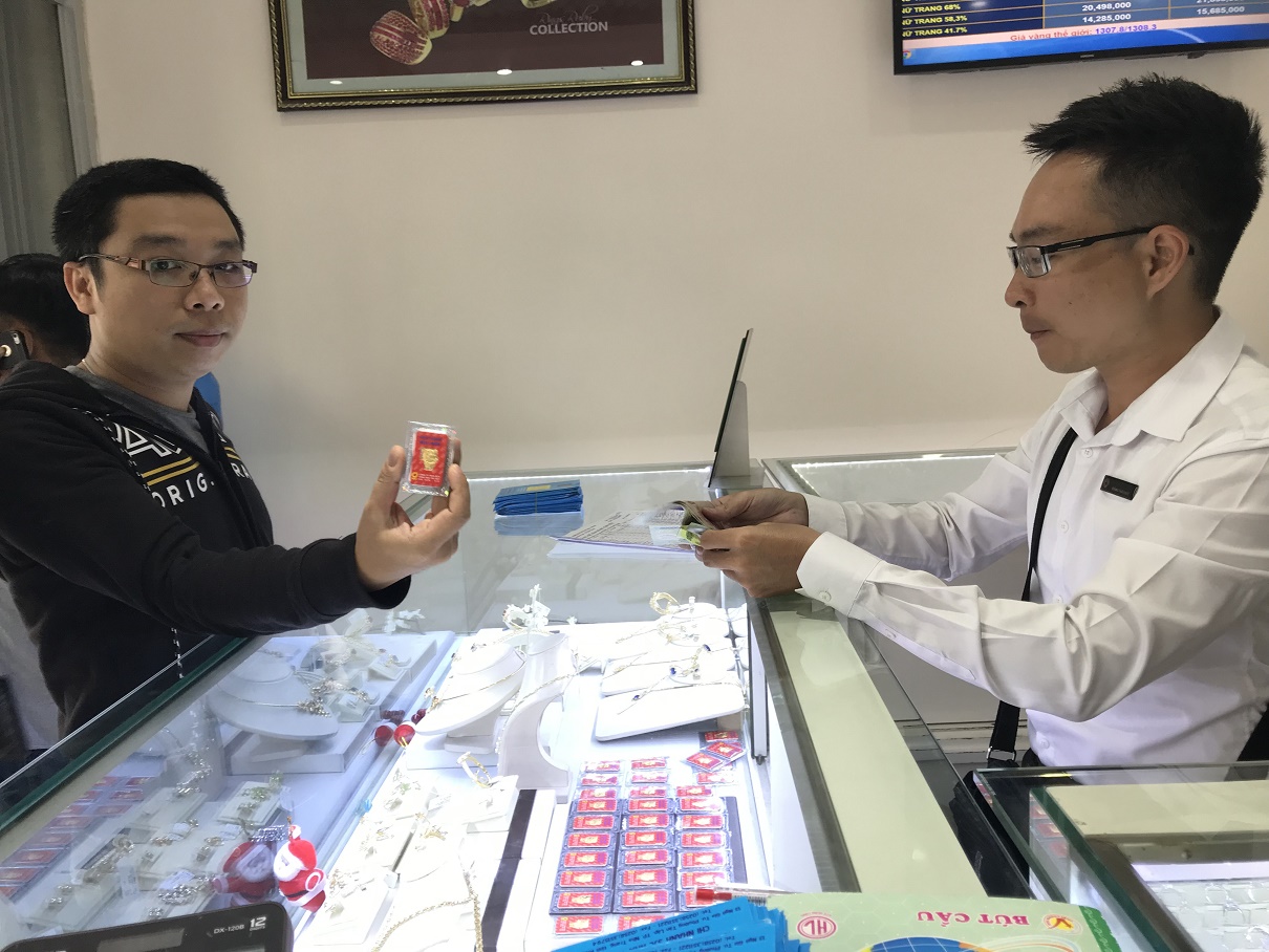 Một khách hàng mua mẫu mới heo vàng may mắn loại vàng miếng 1 chỉ tại SJC Nha Trang