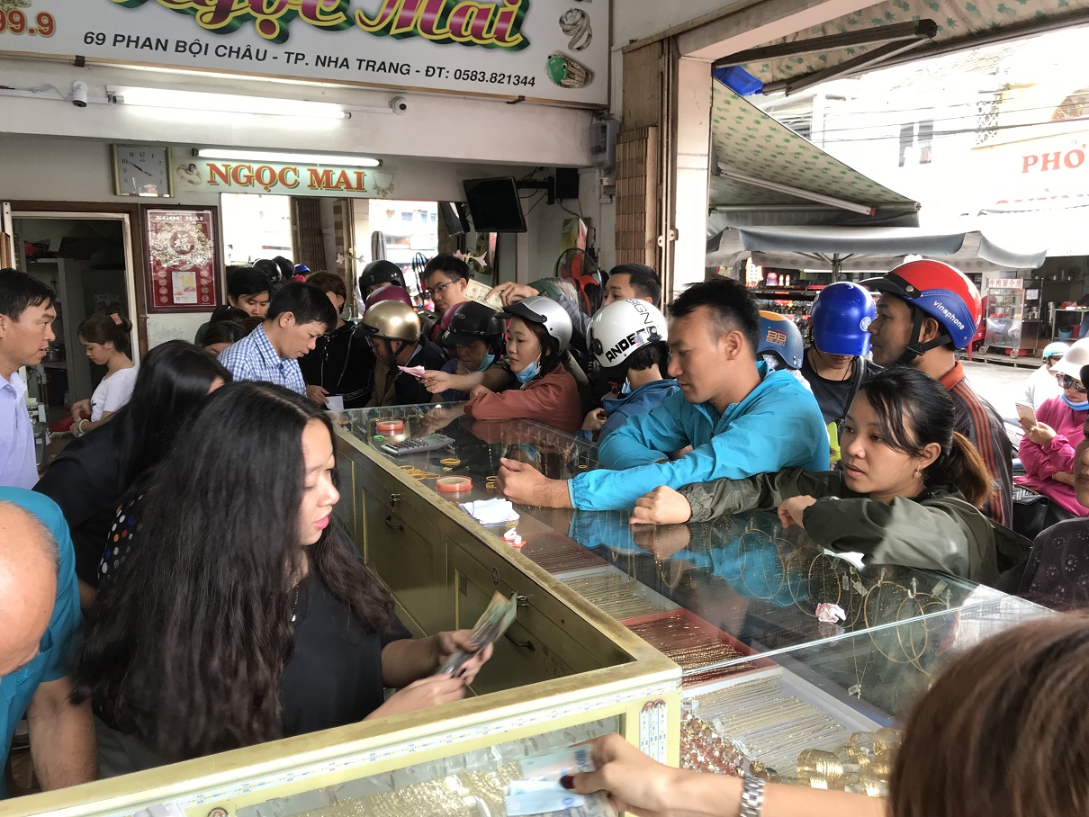 Rất đông khách hàng mua vàng tại tiệm vàng Ngọc Mai trên đường Phan Bội Châu.