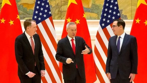 Đại diện thương mại Mỹ Robert Lighthizer, Phó Thủ tướng Trung Quốc Lưu Hạc và Bộ trưởng Tài chính Steven Mnuchin (từ trái qua phải) trước khi bước vào phiên đàm phán thương mại cấp cao Mỹ - Trung. Ảnh: AFP