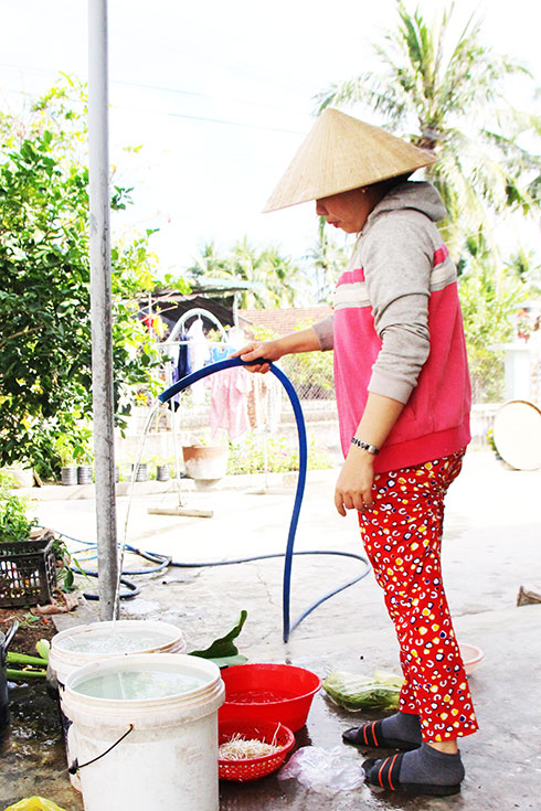 Người dân thôn Phong Thạnh  chưa yên tâm về chất lượng  nước sinh hoạt đang sử dụng.