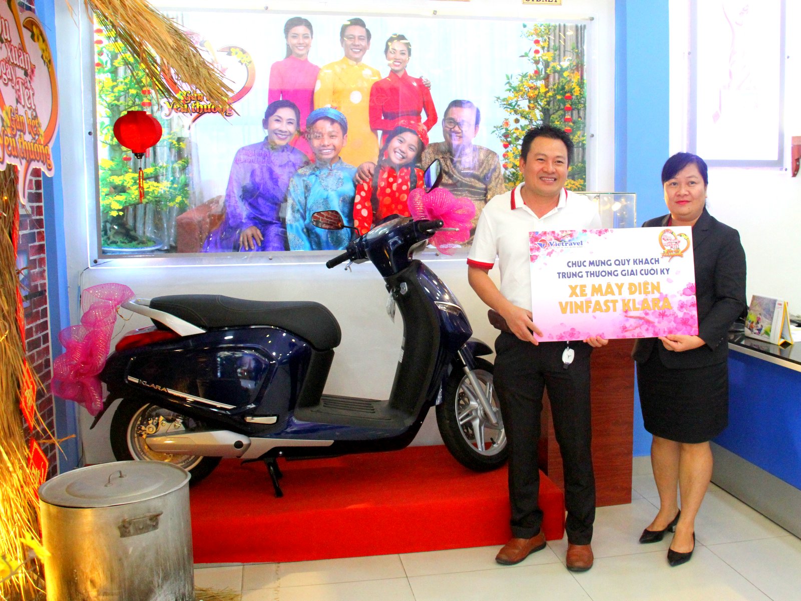 Vietravel chi nhánh Nha Trang trao thưởng xe máy điện Vinfast Klara cho khách hàng