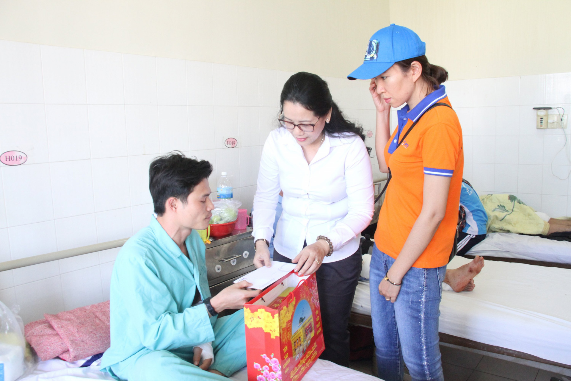 Đại diện Bưu điện tỉnh và Bảo hiểm Bưu điện chi nhánh Nam Trung bộ trao quà cho nạn nhân Trịnh Duy Tuấn, quê Thanh Hóa.