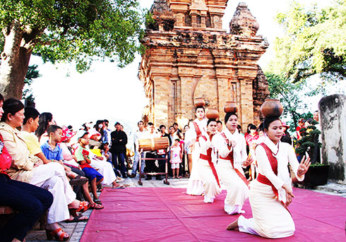  Biểu diễn múa Chăm phục vụ khách du lịch ở di tích Tháp Bà Ponagar. 
