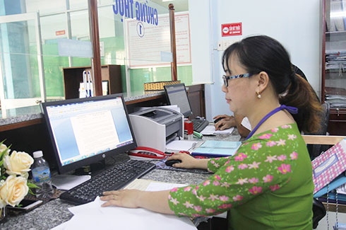 Công chức tư pháp - hộ tịch phường Vĩnh Thọ soạn văn bản đề nghị xác minh hồ sơ đăng ký lại khai sinh.