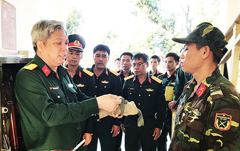 Đại tá Ngô Quang Trung (bên trái) kiểm tra công tác  chuẩn bị huấn luyện chiến sĩ mới.