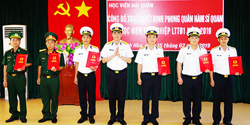 Lãnh đạo học viện trao quyết định phong quân hàm cho các học viên.