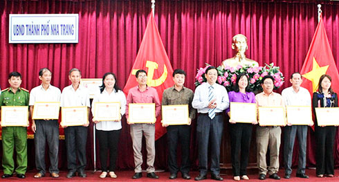 Các tập thể có thành tích xuất sắc trong công tác phối hợp với Chi cục Thuế TP. Nha Trang được khen thưởng.